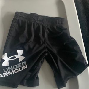 Under armour dry fit shorts, size 6, like new condition